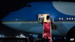 Presiden Joe Biden menaiki Air Force One di Pangkalan Angkatan Udara Andrews di Maryland, 10 November 2022, dalam perjalanan ke Sharm El-Sheikh, Mesir, untuk menghadiri konferensi iklim COP27. (Foto: AP)