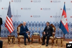 រូបឯកសារ៖ លោក Joe Biden ប្រធានាធិបតីសហរដ្ឋអាមេរិក និងលោក ហ៊ុន សែន នាយករដ្ឋមន្ត្រីកម្ពុជា មុនជំនួបទ្វេភាគីអំឡុងកិច្ចប្រជុំកំពូលអាស៊ាន នៅរាជធានីភ្នំពេញ ថ្ងៃទី ១២ ខែវិច្ឆិកា ឆ្នាំ ២០២២។