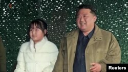 북한은 김정은 국무위원장이 화성-17형 ICBM 발사를 현지 지도했다며 부인 리설주, 딸과 함께 현장을 방문한 사진과 영상을 19일 공개했다.