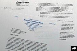 FILE - Sepucuk surat dari Anggota Kongres James Comer kepada Debra Steidel Wall, petugas arsip AS, 10 Januari 2023. Partai Republik menuntut Gedung Putih menyerahkan semua informasi terkait dokumen rahasia ditemukan di rumah dan bekas kantor Presiden Joe Biden. (AP/Jon Elswick, File)