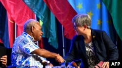 FILE - Menteri Luar Negeri Australia Penny Wong (kanan) menyapa Perdana Menteri Vanuatu Bob Loughman (kiri) pada diskusi panel Forum Kepulauan Pasifik (PIF) di Suva, 12 Juli 2022. (William WEST / AFP)