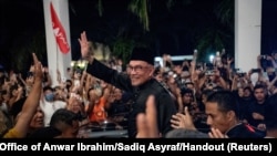 Perdana Menteri Malaysia yang baru dilantik Anwar Ibrahim melambai kepada para pendukungnya setelah konferensi persnya di Sungai Long, Selangor, Malaysia 24 November 2022. (Foto: Kantor Anwar Ibrahim/Sadiq Asyraf via REUTERS)