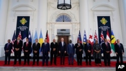 Presiden AS Joe Biden (tengah) berfoto bersama para pemimpin negara-negara Kepulauan Pasifik di Gedung Putih, 29 September 2022. (Foto: AP)