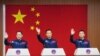 Astronot China untuk misi Shenzhou-15 mendatang, (dari kiri:) Zhang Lu, Fei Junlong dan Deng Qingming, melambaikan tangan dalam jumpa pers di Pusat Peluncuran Satelit Jiuquan di barat laut China, Senin, 28 November 2022. (Liu Lei/Xinhua via AP)