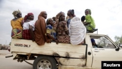 Wasu mata da kananan yara akan mota a jihar Adamawa.