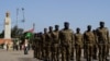 Pasukan tentara Burkina Faso tiba di upacara peringatan berdirinya pasukan bersenjata negara tersebut di Ouagadougou pada 1 November 2022. (Foto: AFP/Martin Demay)