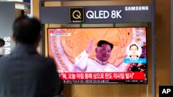 지난 3일 한국 서울역 이용객이 TV를 통해 북한 미사일 발사 뉴스를 시청하고 있다. (자료사진)