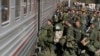 ARHIVA - Ruski regruti ukrcavaju se u voz u ruskom regionu Volgograd (Foto: AP Photo)