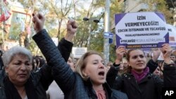 Perempuan Turki protes di Ankara, 19 November 2016, menentang RUU yang akan memungkinkan laki-laki menghindari hukuman kekerasan seksual terhadap anak-anak dengan menikahi korbannya.