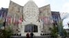 Dua turis Australia Gerry dan Selina Dunstan mengunjungi Monumen Peringatan Bom Bali di Kuta, Pulau Bali, 4 Oktober 2022.