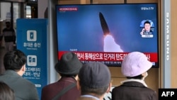 지난 28일 서울역에 설치된 TV에 북한의 탄도미사일 발사 관련 뉴스가 나오고 있다.