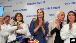 Голова правління «Центру громадянських свобод» Олександра Матвійчук, в центрі, на прес-конференції в Києві після огололешення про присужєення Нобелівської премії миру. Київ. 8 жовтня 2022 р.  (AP Photo/Єфрем Лукацький)