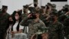 Marinir AS memberi hormat saat upacara pembukaan latihan militer gabungan tahunan "Kerja Sama Pejuang Laut" di Fort Bonifacio, kota Taguig, Filipina pada 3 Oktober 2022. (Foto: AP)