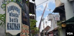 Sudut kampung batik Kauman muncul inovasi usaha cafe & angkringan untuk menarik generasi muda berkunjung ke destinasi wisata ini, Sabtu (1/10). (Foto: VOA/ Yudha Satriawan)