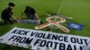 Suporter klub sepak bola memasang atribut Arema saat berjaga di Stadion Kapten I Wayan Dipta, usai terjadi kerusuhan dan penyerbuan di Stadion Kanjuruhan usai pertandingan sepak bola antara Arema vs Persebaya Surabaya. (Foto: Antara/Fikri Yusuf via Reuters)
