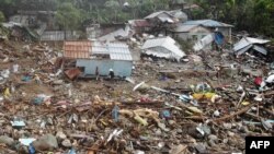 Foto udara menunjukkan permukiman warga yang porak poranda akibat tanah longsor yang dipicu oleh Siklon Megi di Pilar, Abuyog, provinsi Leyte, Filipina Kamis (14/4). 