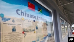 Pemandangan di luar Kedutaan Besar China di Honiara, Kepulauan Solomon, 2 April 2022. (Foto: AP)