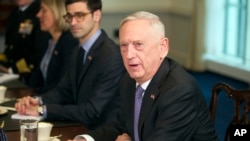 Міністр оборони Джим Маттіс сказав, що США думають, як захистити людей в Сирії і "недопустити виходу ескалації з-під контролю".