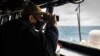 Letnan Muda Grayson Sigler dari Texas melakukan pengamatan dari kapal perang USS John S. McCain dalam patrolin rutin yang dilakukan di Selat Taiwan pada 30 Desember 2020. (Foto: U.S. Navy via AP)