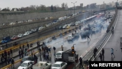 People protest against increased gas price, on a highway in Tehran, Iran November 16, 2019. Nazanin Tabatabaee/WANA (West Asia News Agency) via REUTERS ATTENTION EDITORS - THIS IMAGE HAS BEEN SUPPLIED BY A THIRD PARTY TPX IMAGES OF THE DAY