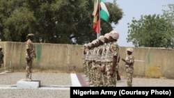 Babban hafsan sojojin kasa na Najeriya, Janar Tukur Buratai, yana duba fareti a lokacin kaddamar da baburan da sojoji za su rika shiga daji da su wajen yakar 'yan Boko Haram