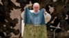Paus Fransiskus memegang bendera Ukraina yang dikirimkan kepadanya dari kota Bucha, Ukraina, di Aula Paul VI, Vatikan, 6 April 2022. (Media Vatikan/Handout via REUTERS)
