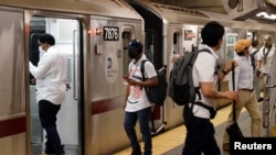 Metro u Njujorku prvog dana otvaranja grada (Foto: Rojters/Mike Segar)