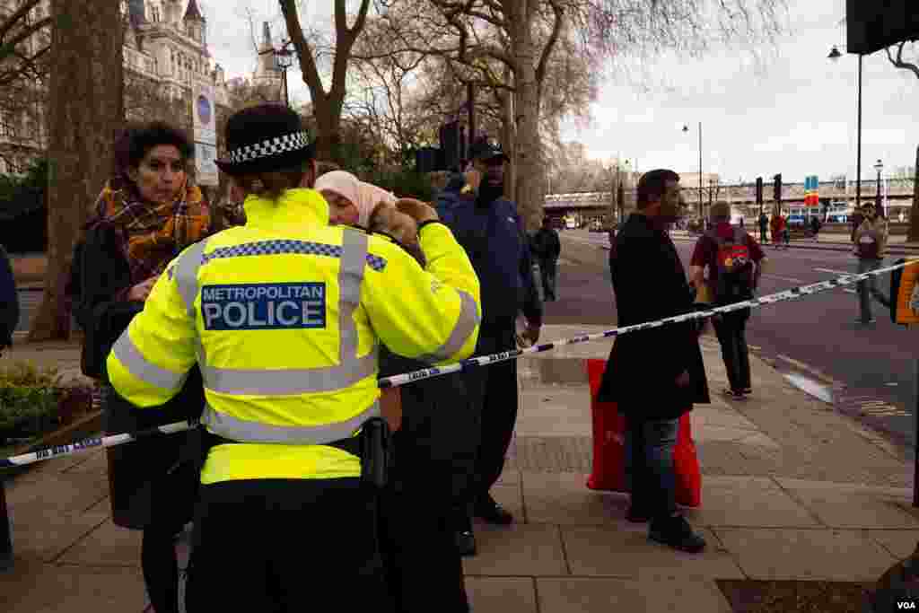 Wata jami'a ta na magana da wasu mutane a yankin da aka kai harin London. Rana: 22 Maris 2017