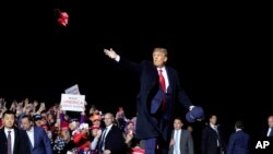 Predsednik Donald Tramp posle mitinga na međunarodnom aerodromu u Dulutu u Minesoti, u sredu 30. septembra 2020. 