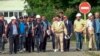 Direktur IAEA Rafael Grossi (tengah berhelm) dan tim IAEA saat melakukan inspeksi di PLTN Zaporizhzhia yang dikuasai pasukan Rusia di Ukraina, Jumat (2/9).