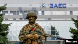 Seorang tentara berjaga-jaga di dekat PLTN Zaporizhzhia yang dikuasai Rusia menyusul kedatangan misi ahli IAEA di wilayah Zaporizhzhia, Ukraina, 1 September 2022. (Foto: REUTERS/Alexander Ermochenko )