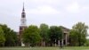 미국 뉴햄프셔주에 소재한 '다트머스대학교(Dartmouth College)'의 베이커-베리 도서관 앞에서 학생이 자전거를 타고 있다. 