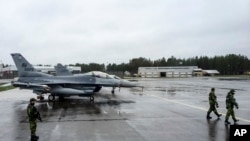 Američki avioni lovci se pripremaju za učešće u vežbama "Arktički izazov" na aerodromu Kalaks u blizini Lulea u Švedskoj, 26. maj 2015.