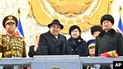 지난 8일 평양에서 열린 인민군 창건 75주년 열병식에 김정은 국무위원장이 딸과 함께 참석한 사진을 관영매체들이 공개했다.