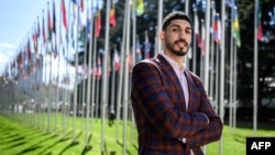 ARHIVA - Američki košarkaš Enes Fridom pozira tokom intervjua za AFP, ispred sedišta Ujedinjenih nacija u Ženevi, 5. aprila 2022.