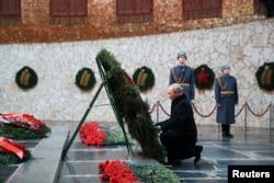 Presiden Rusia Vladimir Putin menghadiri upacara peletakan karangan bunga dalam acara peringatan 80 tahun Pertempuran Stalingrad dalam Perang Dunia Kedua, di Volgograd, Rusia, 2 Februari 2023. (Sputnik/Dmitry Lobakin via Reuters)