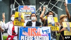 FILE - Aksi protes sekelompok aktivis Myanmar dengan membawa plakat, menyerukan pemerintah AS agar memberikan sanksi kepada Perusahaan Minyak dan Gas Myanma milik negara Myanmar menjelang kunjungan Presiden AS Joe Biden ke Jepang, di Tokyo, 22 Mei 2022.