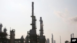 Salah satu kilang minyak Iran yang terletak di Teheran dalam foto yang diambil pada 22 Desember 2014. (Foto: AP/Vahid Salemi)