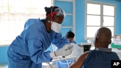 Wani mutum da ake wa allurar rigakafin kamuwa da cutar Ebola a kasar Congo