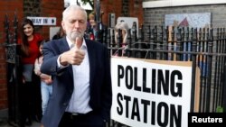 Lider britanskih laburista Džeremi Korbin gestikulira nakon glasanja na lokalnom biračkom estu u Londonu, 23. maja 2019.