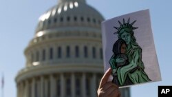 Seorang aktivis pro-pengungsi menggelar demo di luar Gedung Capitol, Washington D.C., 15 Oktober 2019. (Foto: dok).