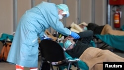 Italy နိုင်ငံက ဆေးရုံတခုတွင် Coronavirus ကူးစက်ခံရသူတွေကို ကုသပေးနေစဉ် 