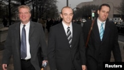 Blackwater Worldwide security guard Nick Slatten, center, leaves the federal courthouse after being arraigned with 4 fellow Blackwater guards, Jan. 6, 2009 in Washington. 
