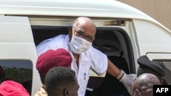 Presiden Sudan yang digulingkan Omar al-Bashir turun dari kendaraan setibanya di gedung pengadilan untuk menghadiri persidangannya, di ibu kota Khartoum, dalam tangkapan layar AFPTV dari rekaman yang ditayangkan 21 Juli 2020. (Foto: AFP)