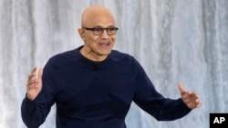 CEO Microsoft Satya Nadella berbicara dalam konferensi pers di kantor pusat Microsoft di Redmond, Washington.