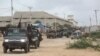 Anggota Tentara Nasional Somalia (SNA) bergerak menuju barak mereka di Mogadishu, Somalia, pada 7 Mei 2021. (Foto: Reuters/Feisal Omar)