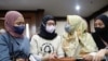 Para ibu korban cedera ginjal akut (AKI) menghadiri sidang pendahuluan untuk gugatan class action yang diajukan terhadap pemerintah dan perusahaan obat karena mengizinkan penjualan sirop obat batuk tercemar di pengadilan di Jakarta, 17 Januari 2023. (REUTERS/Ajeng Dinar Ulfiana)