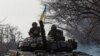 Pasukan Ukraina menaiki tank di dekat area garis depan pertempuran di Bakhmut, Donbas, Ukraina, pada 20 Januari 2023. (Foto: Reuters/Oleksandr Ratushniak)