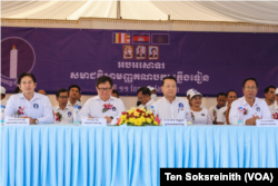 ថ្នាក់ដឹកនាំគណបក្សភ្លើងទៀនមានវត្តមាននៅក្នុងសមាជវិសាមញ្ញរបស់បក្សនេះ ដែលធ្វើឡើងនៅខេត្តសៀមរាប កាលពីថ្ងៃទី ១១ ខែកុម្ភៈ ឆ្នាំ ២០២៣។ (ទែន សុខស្រីនិត/វីអូអេ)