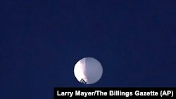 Balon yang dicurigai merupakan balon pengintai milik China terbang di atas wilayah Billings, Montana, pada 1 Februari 2023. (Foto: The Billings Gazette via AP/Larry Mayer))